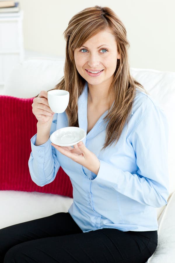 Donna di affari bionda Self-assured che tiene una tazza