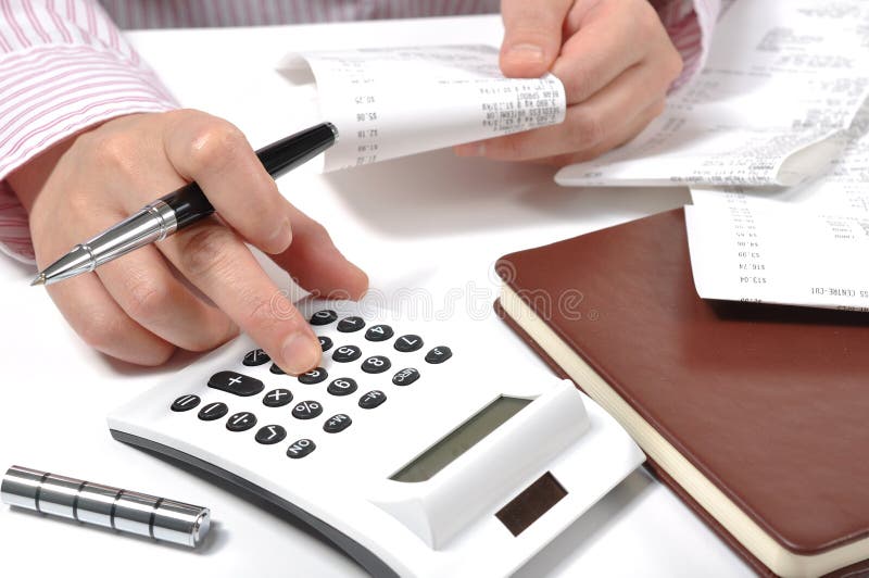 Imprenditrice che controlla lo scontrino fotografie stock libere da diritti