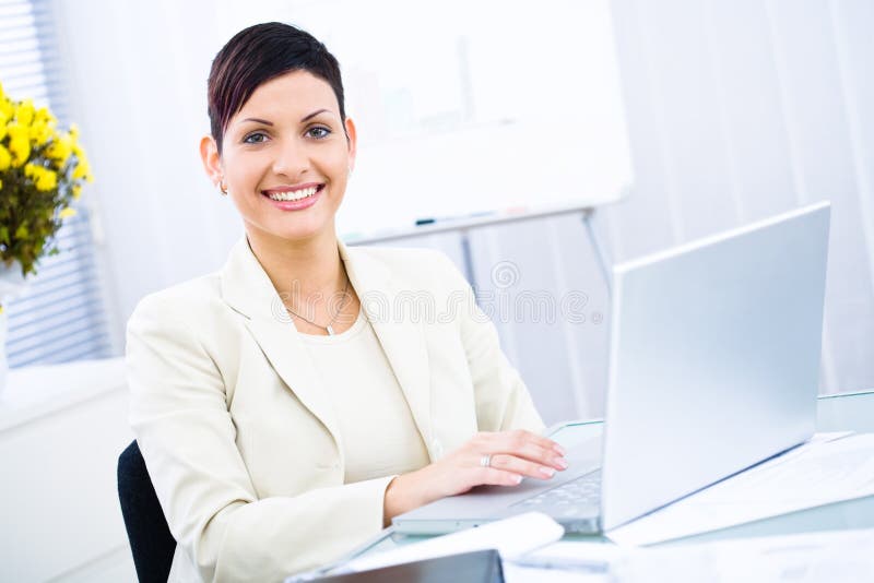 Imprenditrice che lavora al laptop immagini stock