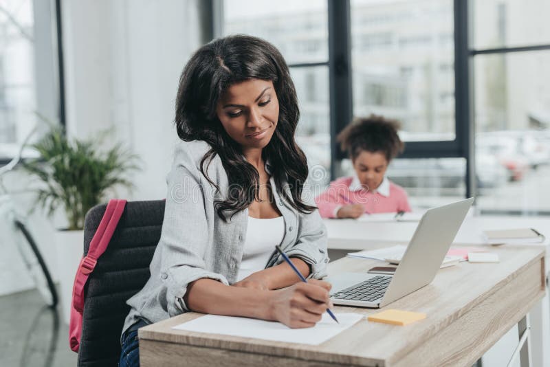 Donna di affari che lavora al progetto mentre il derivato che fanno il compito, il lavoro e la vita equilibrano il concetto immagini stock libere da diritti Donna di affari che lavora al progetto mentre il derivato che fanno il compito, il lavoro e la vita equilibrano il concetto immagini stock libere da diritti