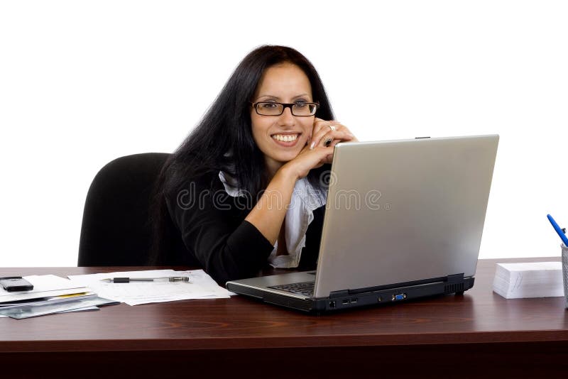 Donna di affari che lavora al suo scrittorio con un computer portatile fotografie stock libere da diritti Donna di affari che lavora al suo scrittorio con un computer portatile fotografie stock libere da diritti