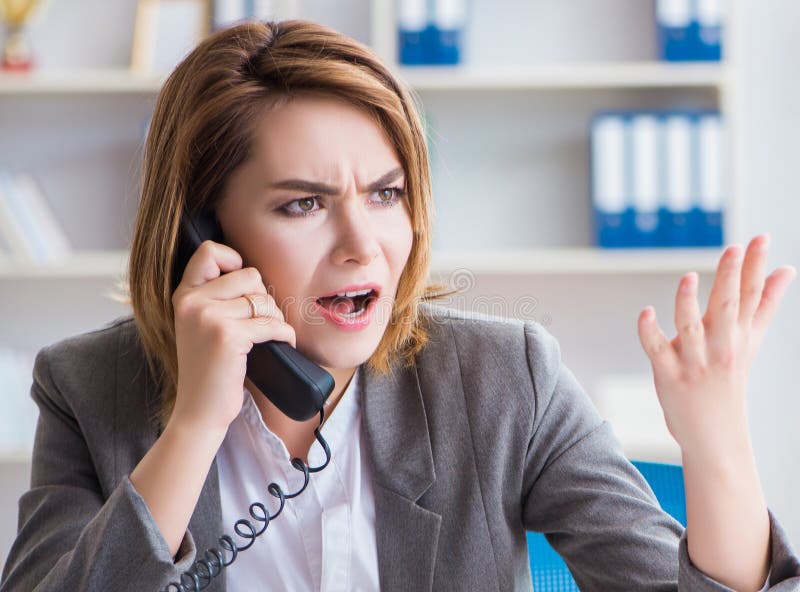 Imprenditrice che lavora in ufficio immagine stock libera da diritti