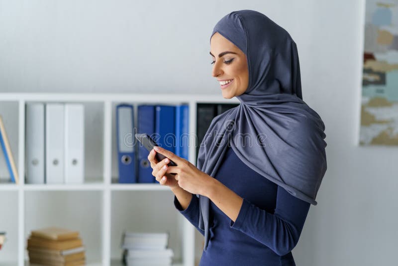 Donna di affari che per mezzo di un telefono fotografia stock Donna di affari che per mezzo di un telefono fotografia stock