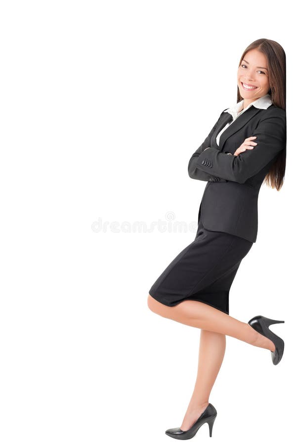Donna di affari che si leva in piedi pendente sul segno immagini stock Donna di affari che si leva in piedi pendente sul segno immagini stock