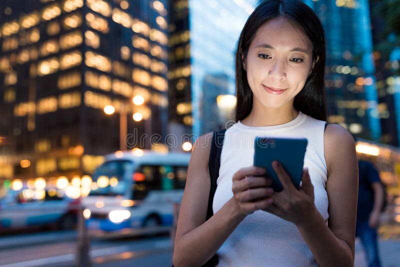 Donna di affari che utilizza cellulare nella città di Hong Kong immagini stock Donna di affari che utilizza cellulare nella città di Hong Kong immagini stock