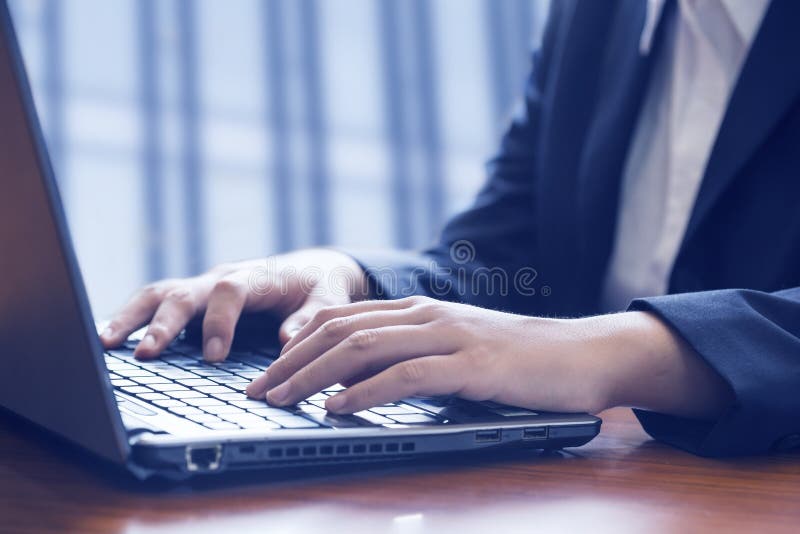 Donna di affari che utilizza computer portatile nell'ufficio