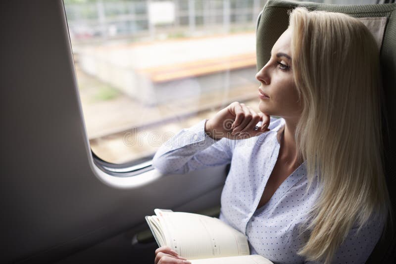 Donna di affari che viaggia in treno immagine stock libera da diritti Donna di affari che viaggia in treno immagine stock libera da diritti