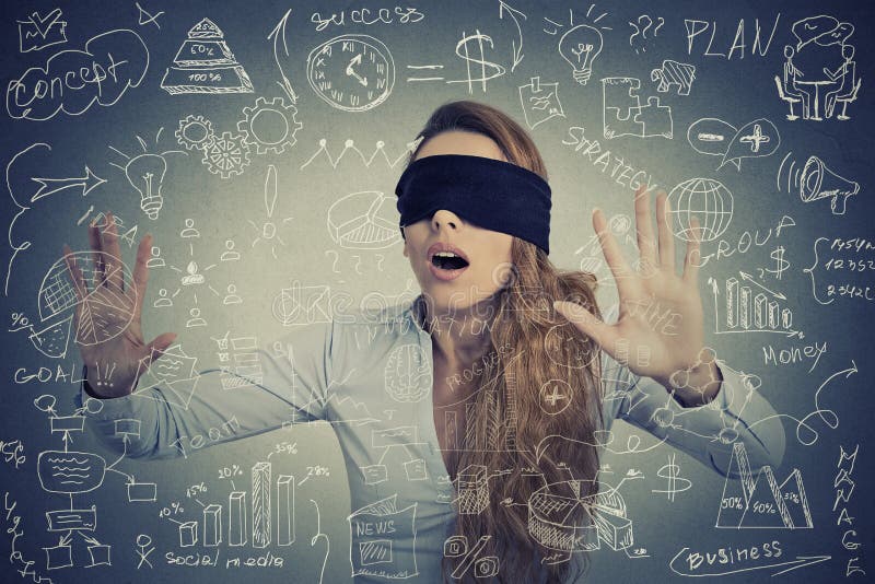 Donna di affari cieca che fa i piani fotografia stock Donna di affari cieca che fa i piani fotografia stock