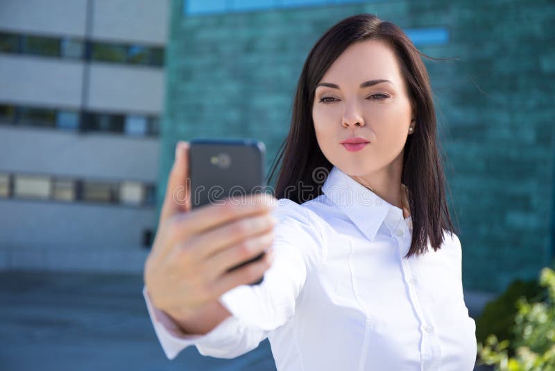 Download Donna di affari con immagine stock. Immagine di città - 56882945