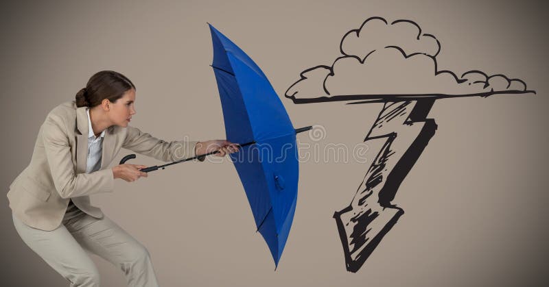 Donna di affari con il grafico della tempesta di didascalia dell'ombrello contro fondo marrone fotografia stock Donna di affari con il grafico della tempesta di didascalia dell'ombrello contro fondo marrone fotografia stock