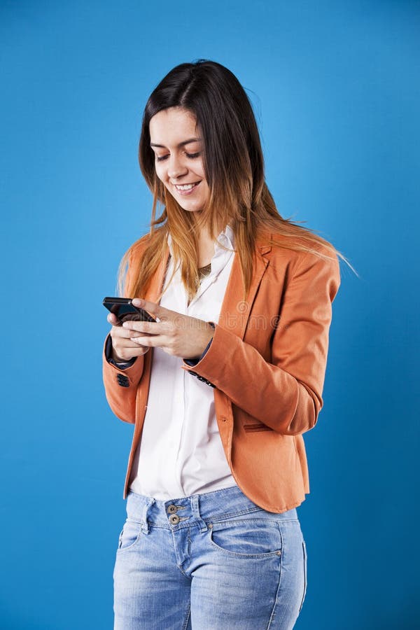 Donna di affari con il suo smartphone immagine stock Donna di affari con il suo smartphone immagine stock