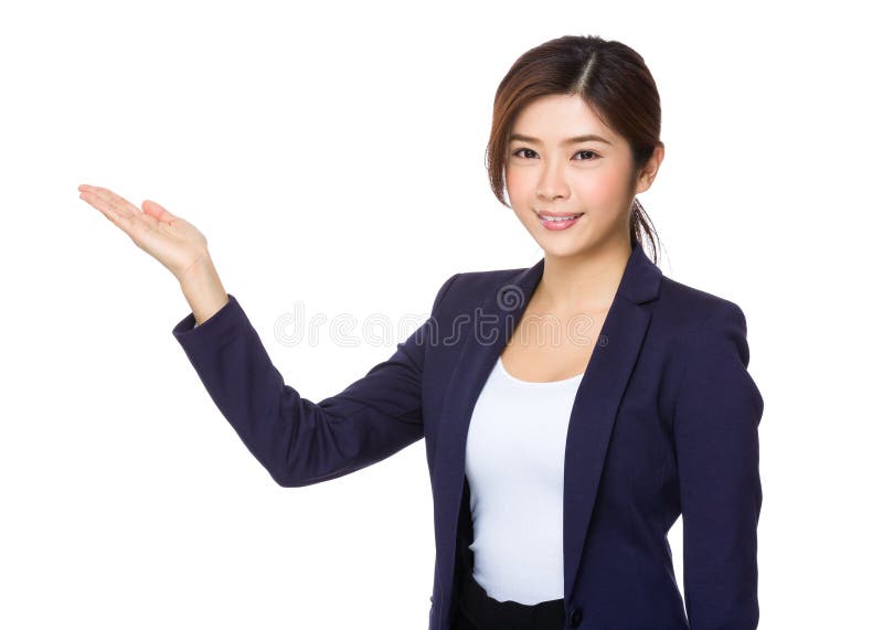 Donna di affari con la mano che mostra lato in bianco fotografia stock libera da diritti Donna di affari con la mano che mostra lato in bianco fotografia stock libera da diritti