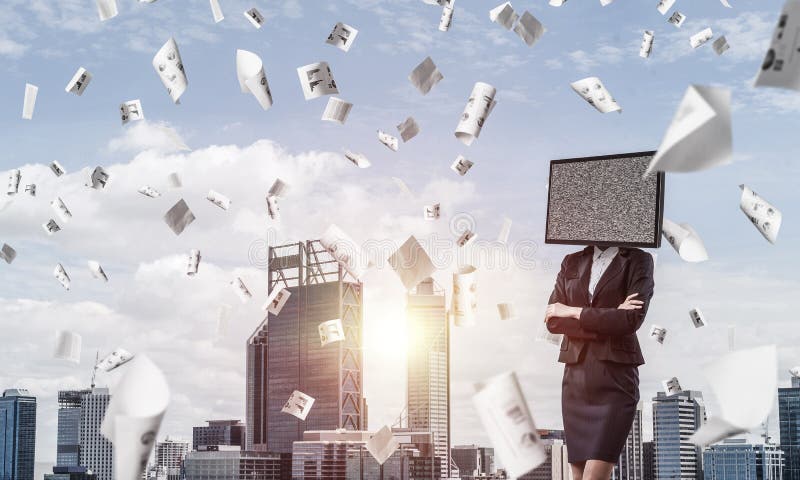 Donna di affari con la TV invece della testa immagini stock libere da diritti Donna di affari con la TV invece della testa immagini stock libere da diritti