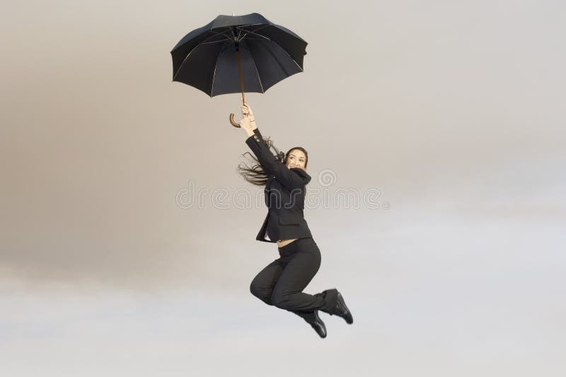 Donna di affari con un ombrello in a mezz'aria