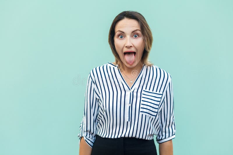 Donna di affari di felicità, esaminante macchina fotografica con i grandi occhi e la tonnellata fotografia stock libera da diritti Donna di affari di felicità, esaminante macchina fotografica con i grandi occhi e la tonnellata fotografia stock libera da diritti