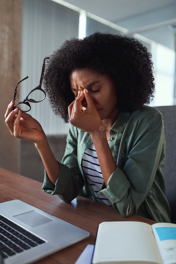 Donna di affari frustrata Tired nel luogo di lavoro fotografie stock libere da diritti Donna di affari frustrata Tired nel luogo di lavoro fotografie stock libere da diritti