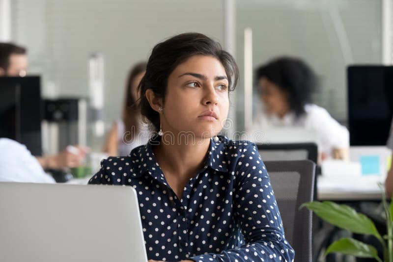 Donna di affari indiana premurosa che distoglie lo sguardo pensante al problema fotografie stock libere da diritti Donna di affari indiana premurosa che distoglie lo sguardo pensante al problema fotografie stock libere da diritti