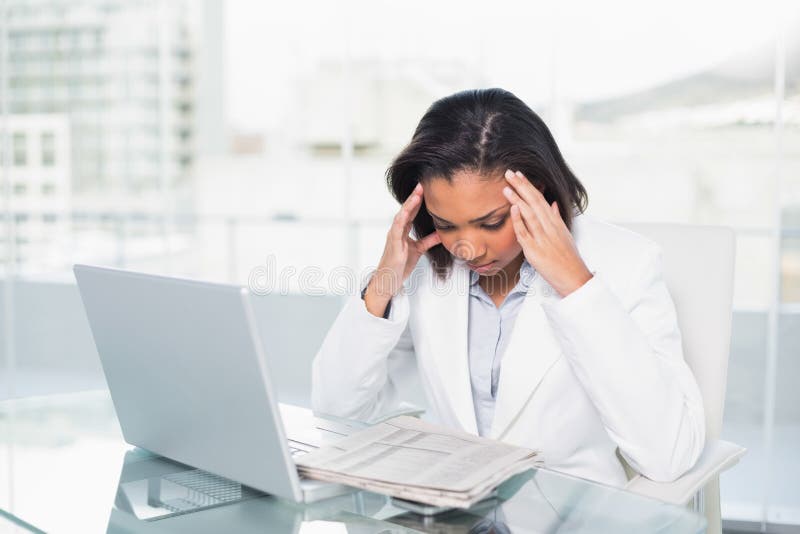 Donna di affari mora giovane di pensiero che legge un documento fotografie stock libere da diritti Donna di affari mora giovane di pensiero che legge un documento fotografie stock libere da diritti