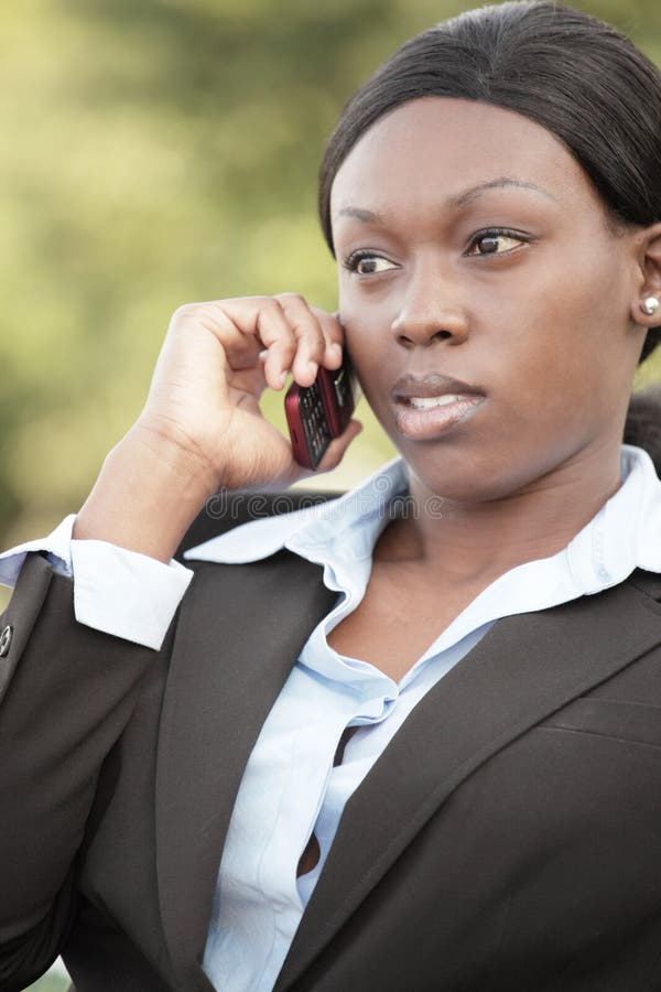 Donna di affari nera sul telefono fotografie stock Donna di affari nera sul telefono fotografie stock