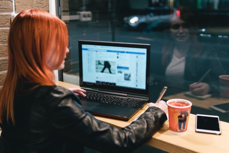 Donna di affari, ragazza che tiene una penna, scrivente in un taccuino, computer portatile in caffè, smartphone, penna, computer fotografia stock libera da diritti Donna di affari, ragazza che tiene una penna, scrivente in un taccuino, computer portatile in caffè, smartphone, penna, computer fotografia stock libera da diritti