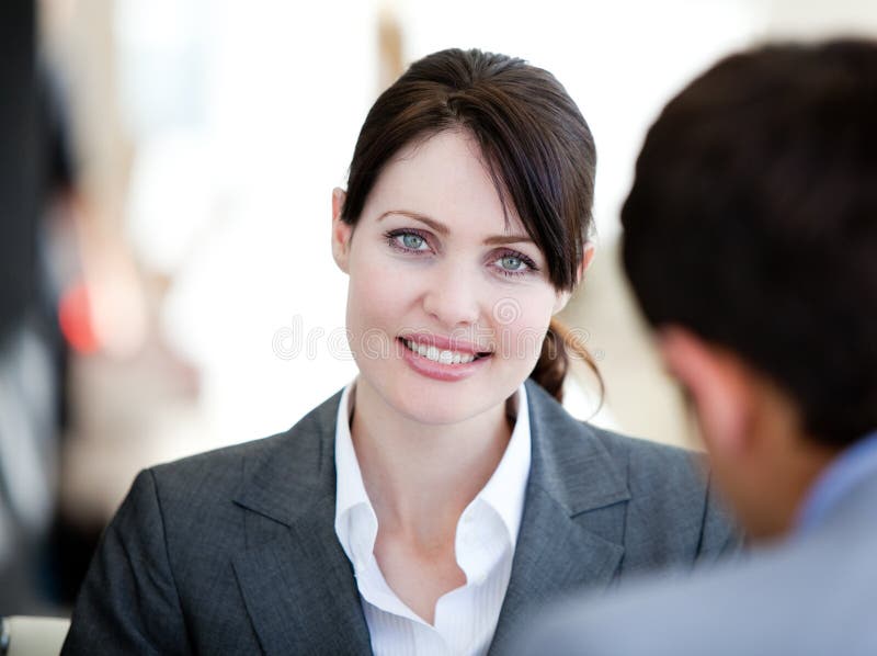 Donna di affari Self-assured in una riunione