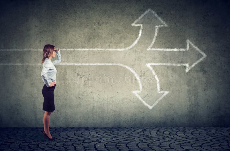 Donna di affari sicura che esamina il futuro alle strade trasversali immagini stock libere da diritti Donna di affari sicura che esamina il futuro alle strade trasversali immagini stock libere da diritti