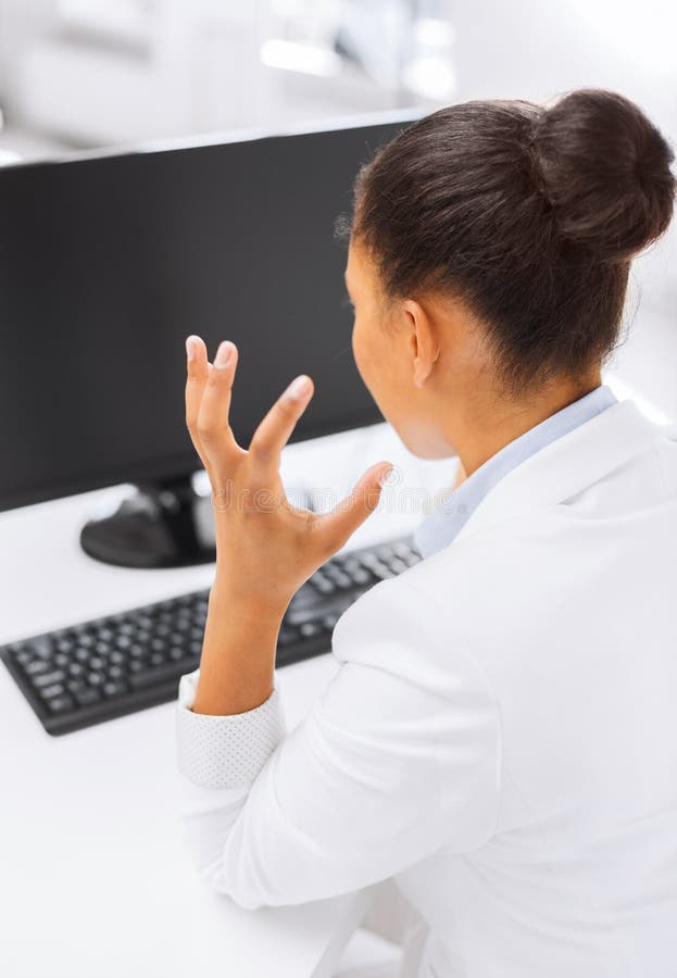 Donna di affari sollecitata con il computer fotografia stock libera da diritti Donna di affari sollecitata con il computer fotografia stock libera da diritti