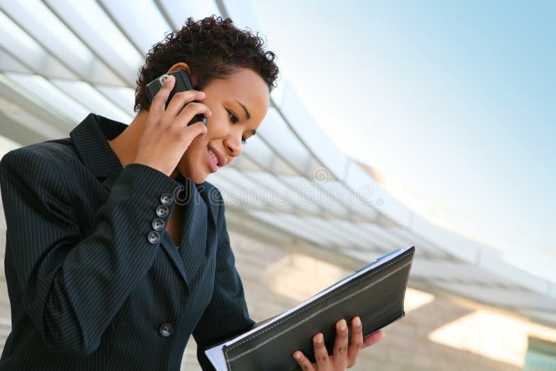 Donna di affari sul telefono immagine stock libera da diritti Donna di affari sul telefono immagine stock libera da diritti