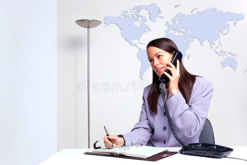 Donna di affari sul telefono in ufficio fotografie stock Donna di affari sul telefono in ufficio fotografie stock