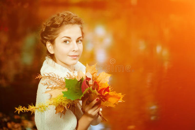 Donna di autunno Bella ragazza nella sosta di autunno immagini stock Donna di autunno Bella ragazza nella sosta di autunno immagini stock