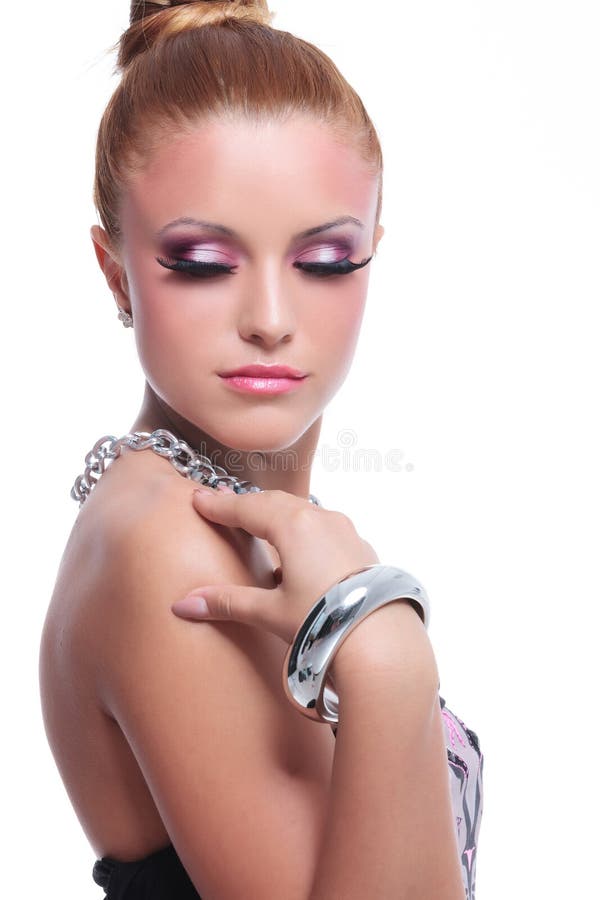 Donna di bellezza che posa con i gioielli piacevoli immagine stock libera da diritti Donna di bellezza che posa con i gioielli piacevoli immagine stock libera da diritti