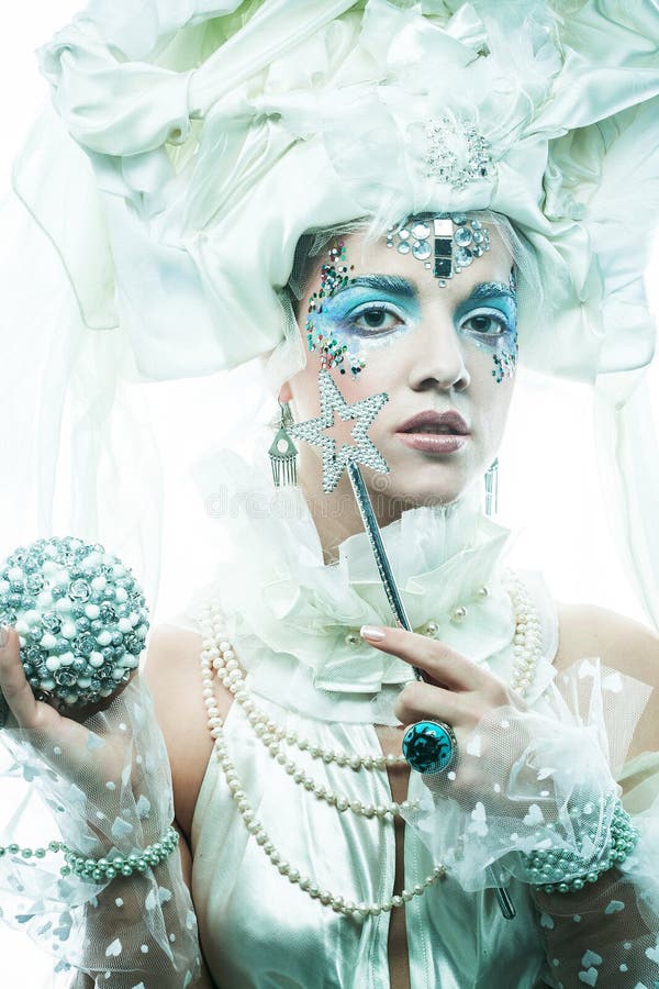 Donna di bellezza invernale con la neve sul viso. trucco femminile di natale. fotografia stock