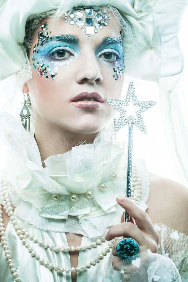 Donna di bellezza invernale con la neve sul viso. trucco femminile di natale. immagine stock