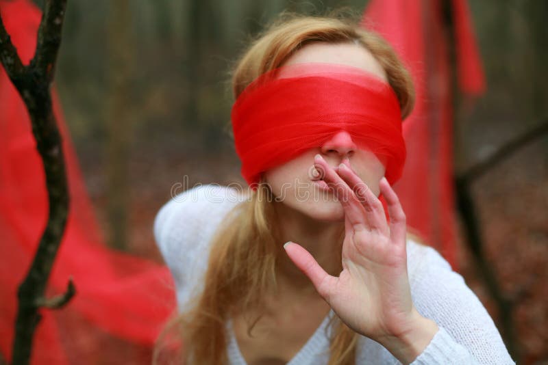 Обманул завязав глаза. Девушка в повязке. Женщина с повязкой на глазах. Девушка сповязко на глазах. Красная повязка на глаза.