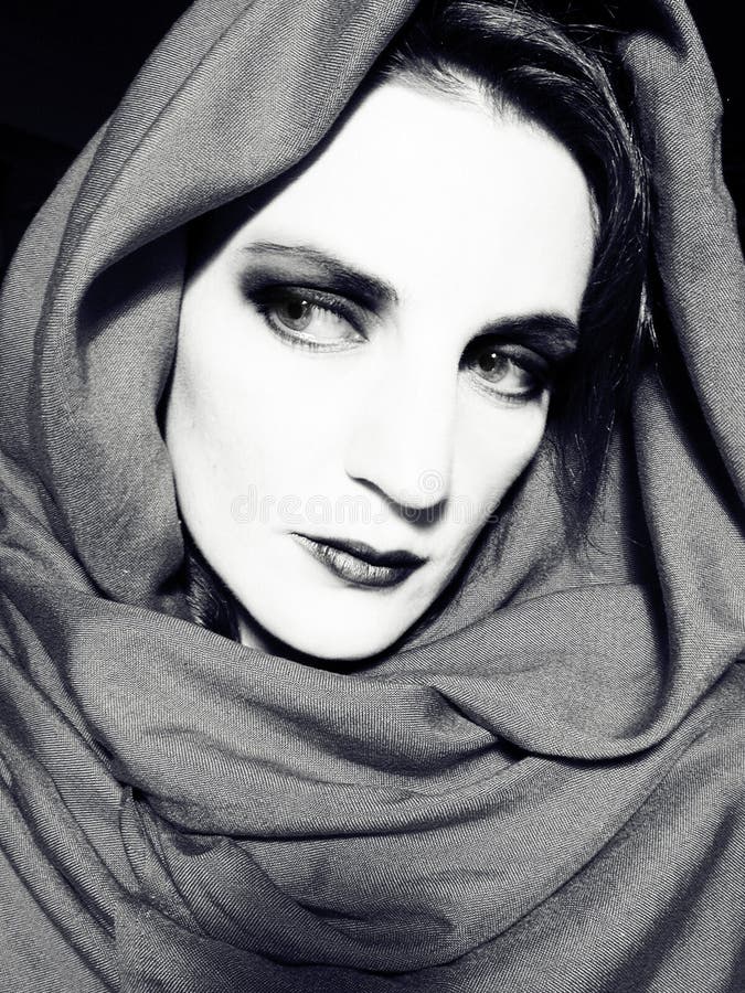 Donna di BW che porta una sciarpa immagine stock libera da diritti Donna di BW che porta una sciarpa immagine stock libera da diritti