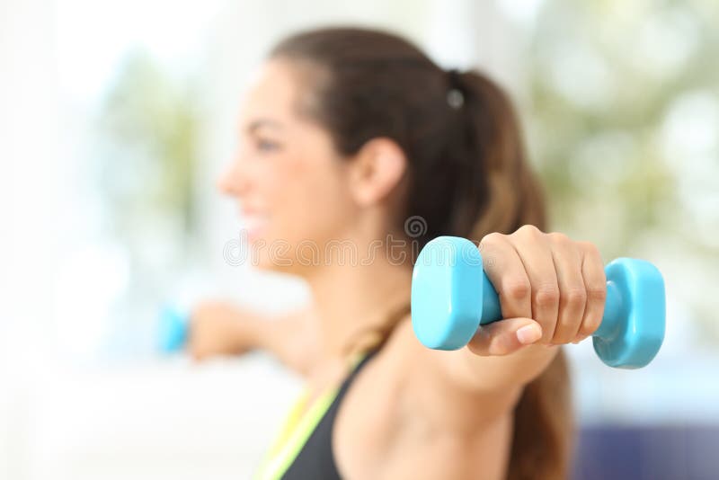 Donna di forma fisica che fa i pesi a casa fotografia stock libera da diritti Donna di forma fisica che fa i pesi a casa fotografia stock libera da diritti