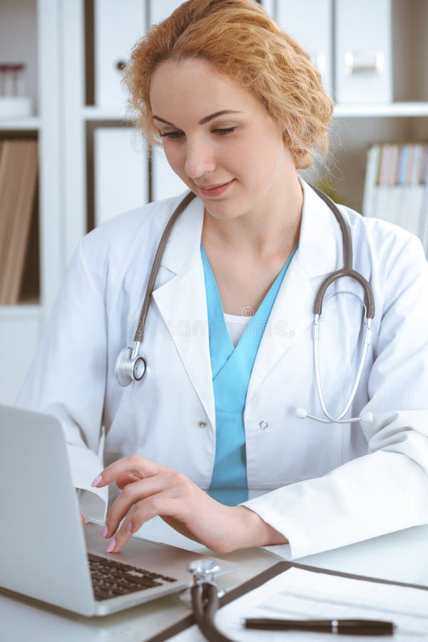 Donna di medico sul lavoro Medico che scrive sul computer portatile Medicina, concetto di sanit? fotografie stock libere da diritti Donna di medico sul lavoro Medico che scrive sul computer portatile Medicina, concetto di sanit? fotografie stock libere da diritti