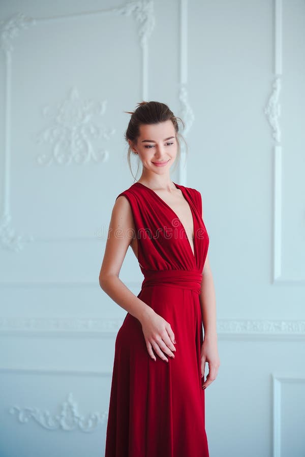 Donna di modello castana di bellezza nell'uguagliare vestito rosso Trucco di lusso e acconciatura di bello modo Ragazza seducente immagine stock Donna di modello castana di bellezza nell'uguagliare vestito rosso Trucco di lusso e acconciatura di bello modo Ragazza seducente immagine stock