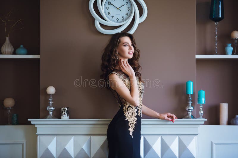Donna di modello castana di bellezza in vestito da sera elegante Trucco di lusso e acconciatura di bello modo Ragazza seducente fotografia stock libera da diritti Donna di modello castana di bellezza in vestito da sera elegante Trucco di lusso e acconciatura di bello modo Ragazza seducente fotografia stock libera da diritti
