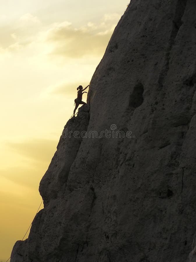 Donna di scalata di roccia
