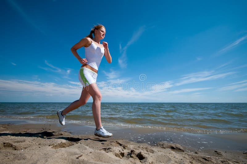 Волею неволей бегаем по морю. Бег у моря. Море спорта. Утренняя пробежка девушки моря. Девушка бежит по морю.