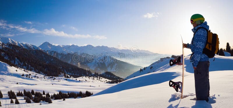 Donna di sport in montagne nevose fotografie stock libere da diritti Donna di sport in montagne nevose fotografie stock libere da diritti