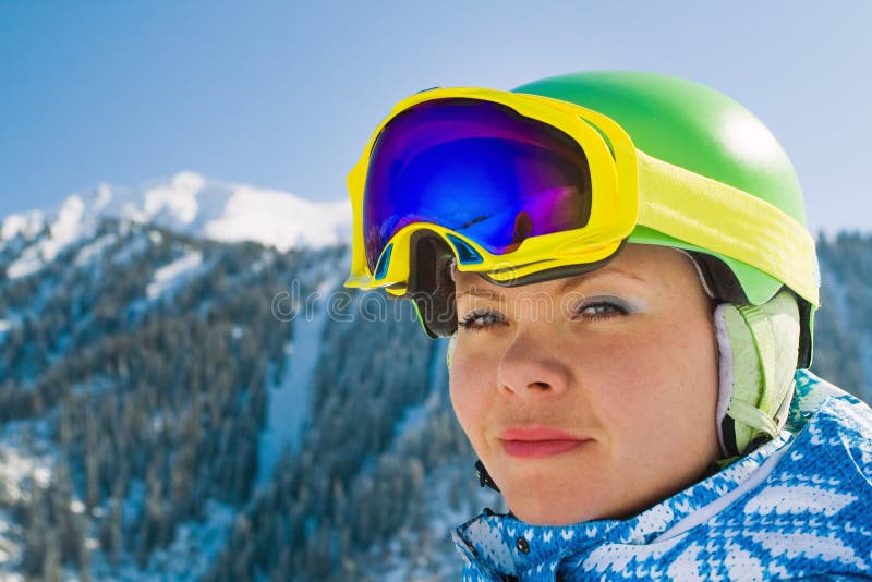 Donna di sport in montagne nevose immagine stock Donna di sport in montagne nevose immagine stock