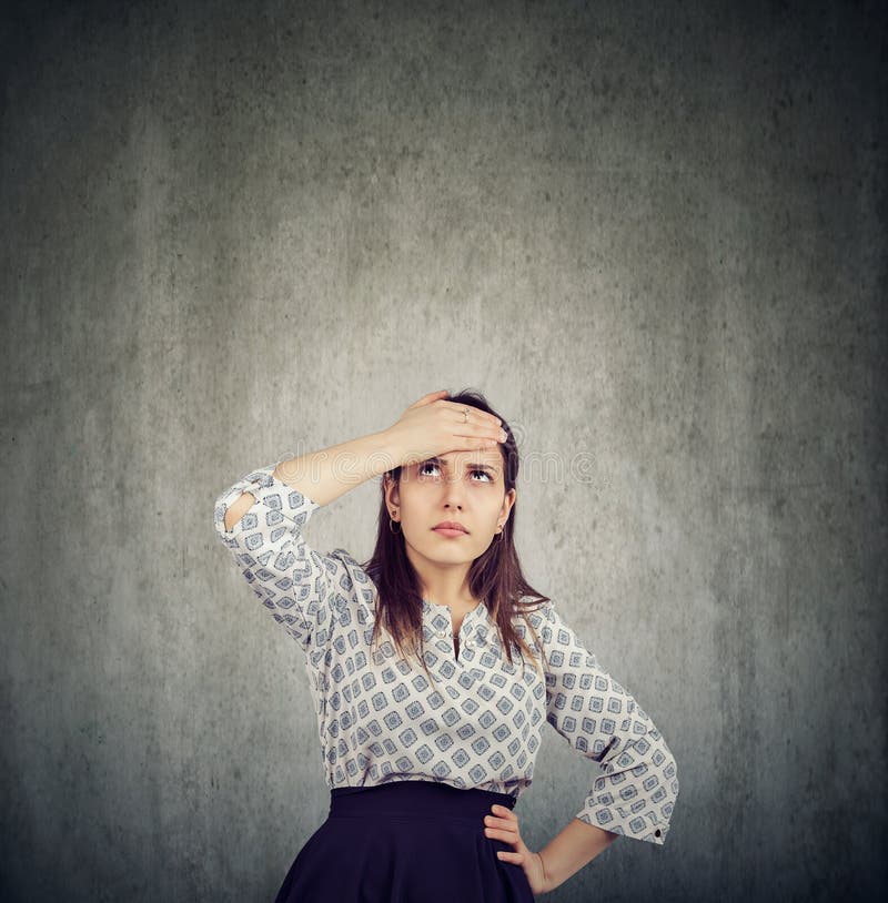 Donna dubbiosa preoccupata che pensa cercando una soluzione fotografia stock libera da diritti Donna dubbiosa preoccupata che pensa cercando una soluzione fotografia stock libera da diritti