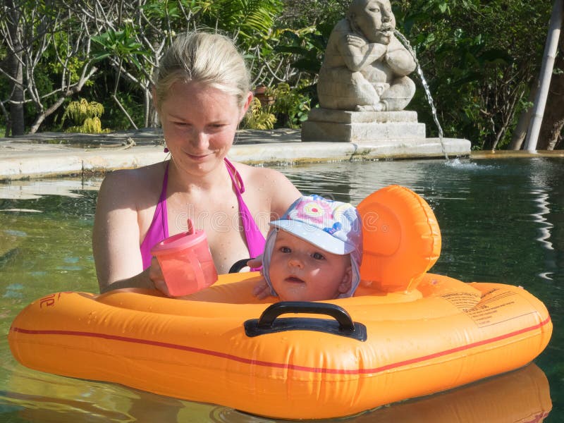 Donna e bambino in una piscina, Bali immagine stock libera da diritti Donna e bambino in una piscina, Bali immagine stock libera da diritti