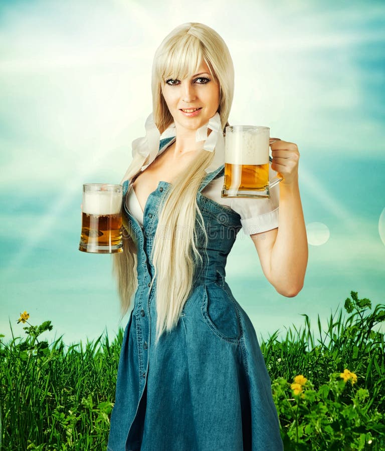 Donna Di Oktoberfest Che Tiene Sei Tazze Di Birra Fotografia Stock Immagine Di Brunette 