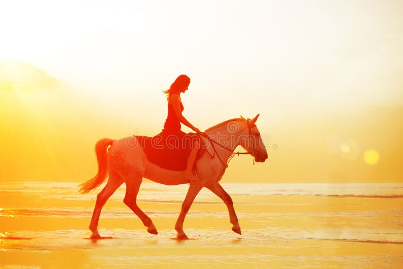 Donna e cavallo sui precedenti del cielo e dell'acqua Ragazza o di modello immagine stock libera da diritti Donna e cavallo sui precedenti del cielo e dell'acqua Ragazza o di modello immagine stock libera da diritti