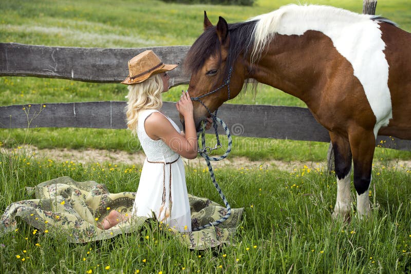 Donna ed il suo cavallo immagini stock Donna ed il suo cavallo immagini stock