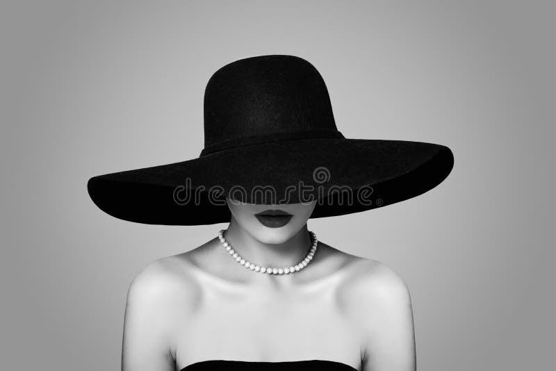 Donna elegante in cappello classico, retro ritratto in bianco e nero fotografie stock Donna elegante in cappello classico, retro ritratto in bianco e nero fotografie stock
