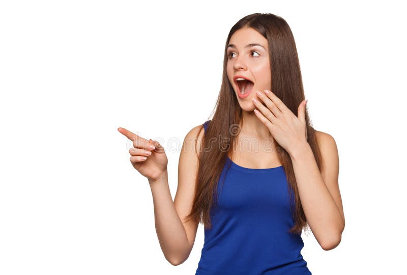 Donna emozionante che mostra dito sullo spazio della copia per il prodotto o il testo, isolato sopra fondo bianco immagine stock libera da diritti Donna emozionante che mostra dito sullo spazio della copia per il prodotto o il testo, isolato sopra fondo bianco immagine stock libera da diritti
